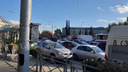 «Стоим просто мертво»: улицу Сибиряков-Гвардейцев ремонтируют — что там сейчас творится в час пик