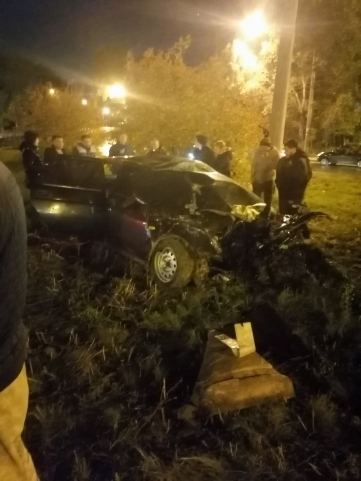 Машина была сильно повреждена после аварии, но водитель не пострадал