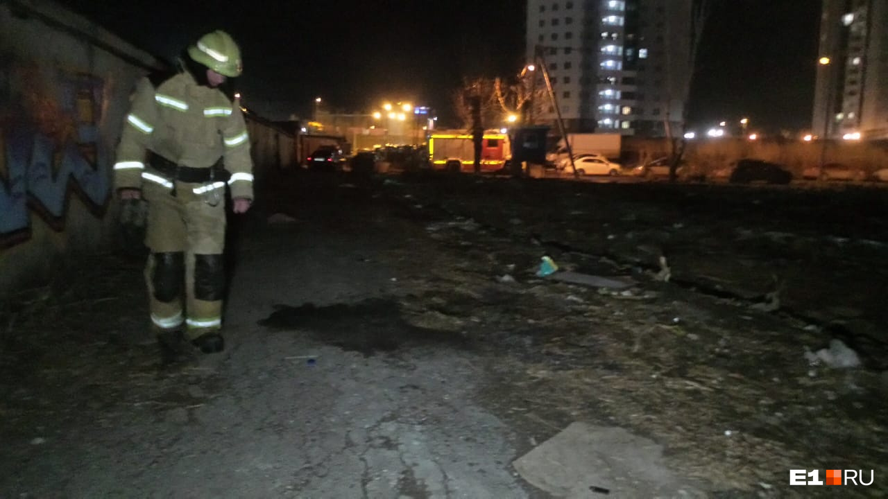 На асфальте осталось пятно от бензина, рядом нашли зажигалку<br> На асфальте осталось пятно от бензина, рядом нашли зажигалку<br>