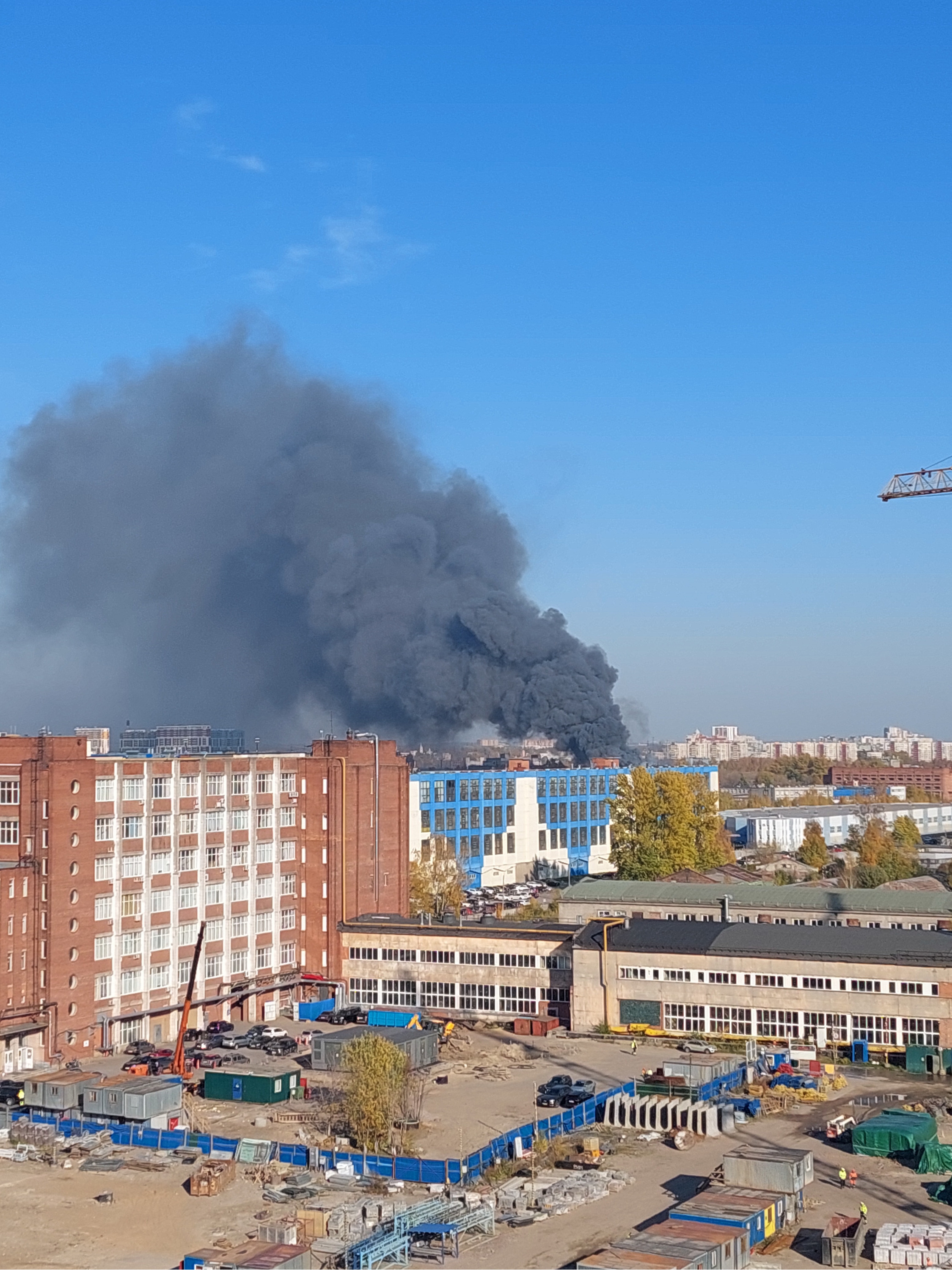 Пожар на Энергетиков видно из центра. Очевидцы говорят о взрывах, но о  пострадавших данных нет - 7 октября 2021 - ФОНТАНКА.ру