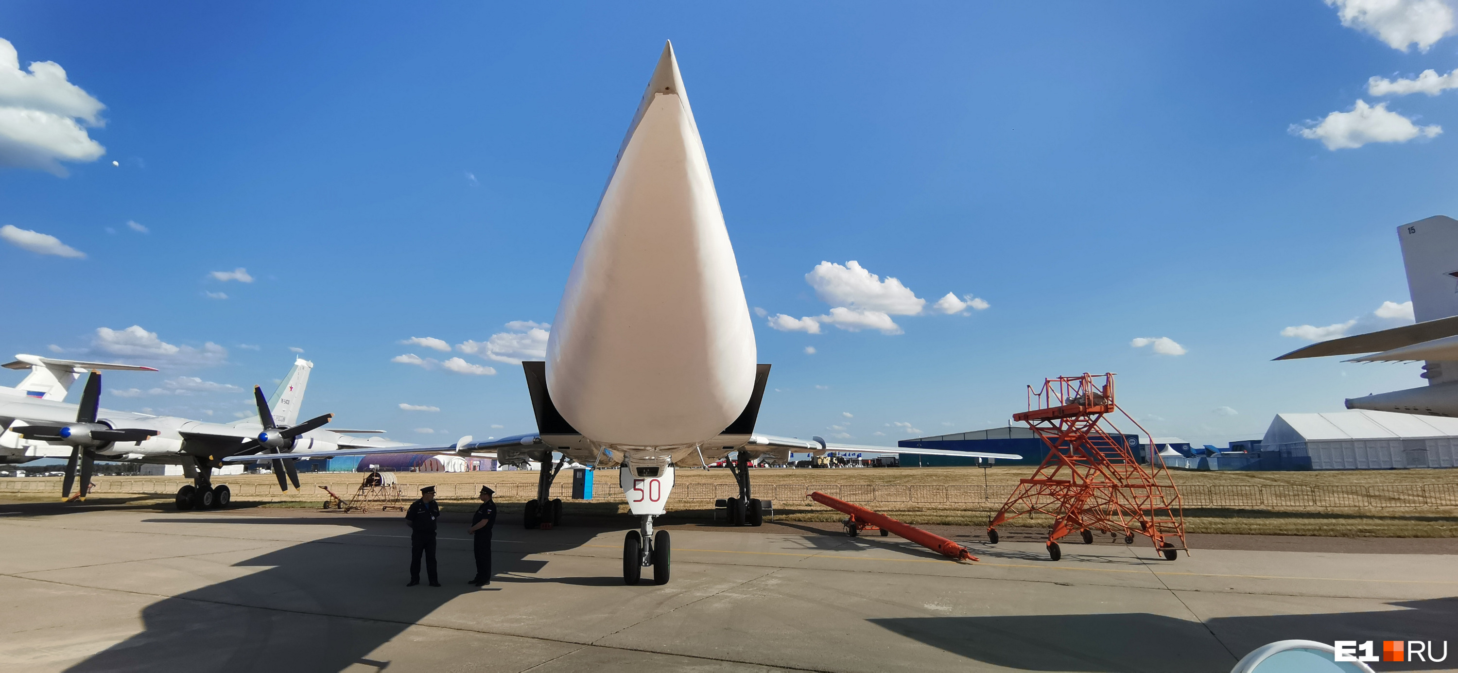 Ту-22М («изделие 45») — советский дальний сверхзвуковой ракетоносец-бомбардировщик с крылом изменяемой стреловидности Ту-22М («изделие 45») — советский дальний сверхзвуковой ракетоносец-бомбардировщик с крылом изменяемой стреловидности