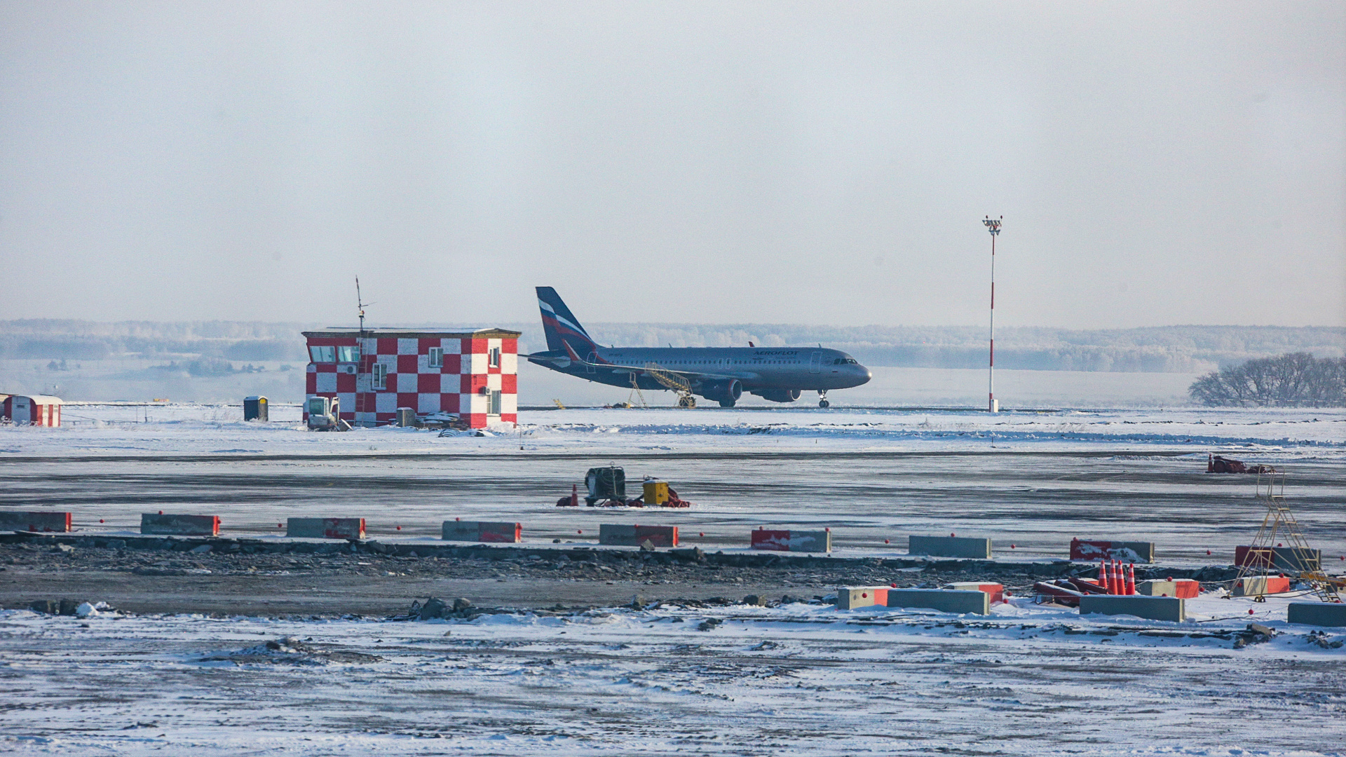 Самолет «Аэрофлота», летевший из Владивостока в Москву, экстренно сел в Нижневартовске