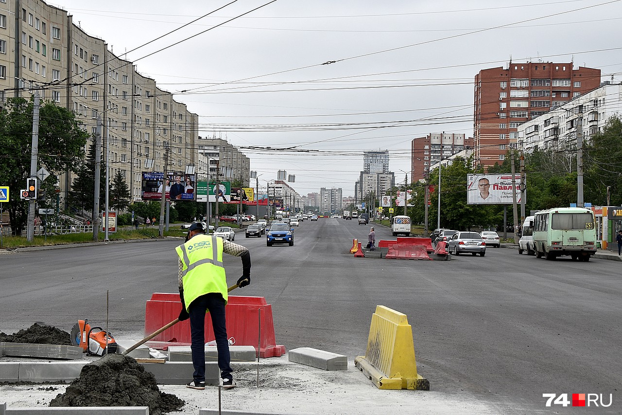 Островок на противоположной стороне этого перекрестка расположен с сильным «эксцентриситетом», проще говоря, не на середине дороги. Соседние с ним полосы — для поворота налево Островок на противоположной стороне этого перекрестка расположен с сильным «эксцентриситетом», проще говоря, не на середине дороги. Соседние с ним полосы — для поворота налево