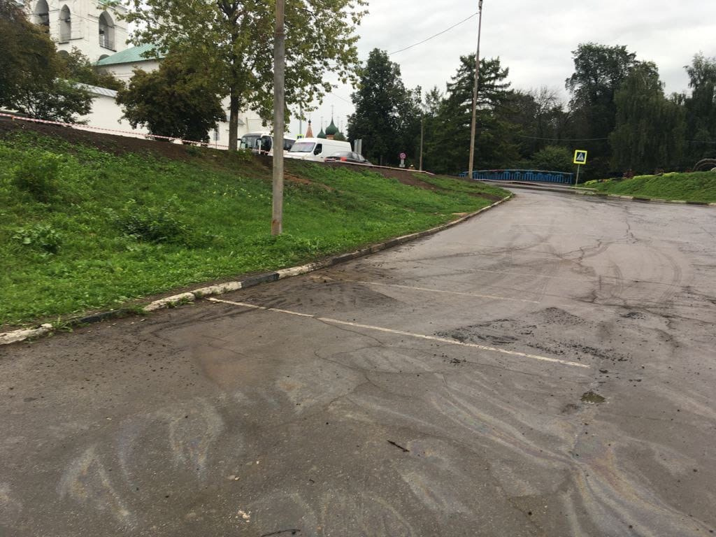 Гору щебня убрали с парковки Гору щебня убрали с парковки