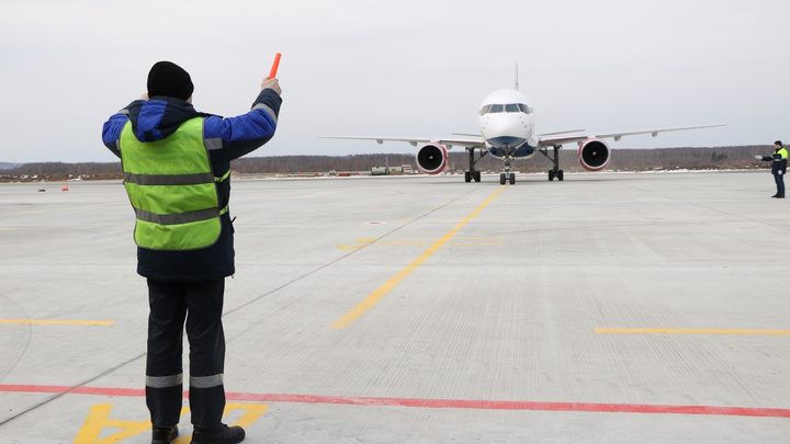 Самолет вернулся в аэропорт Стригино из-за отказа двигателя