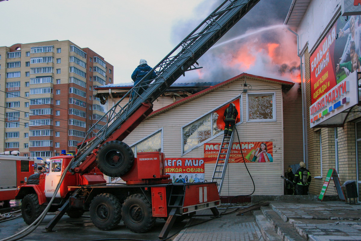 К моменту прибытия пожарных огонь уже вышел на крышу