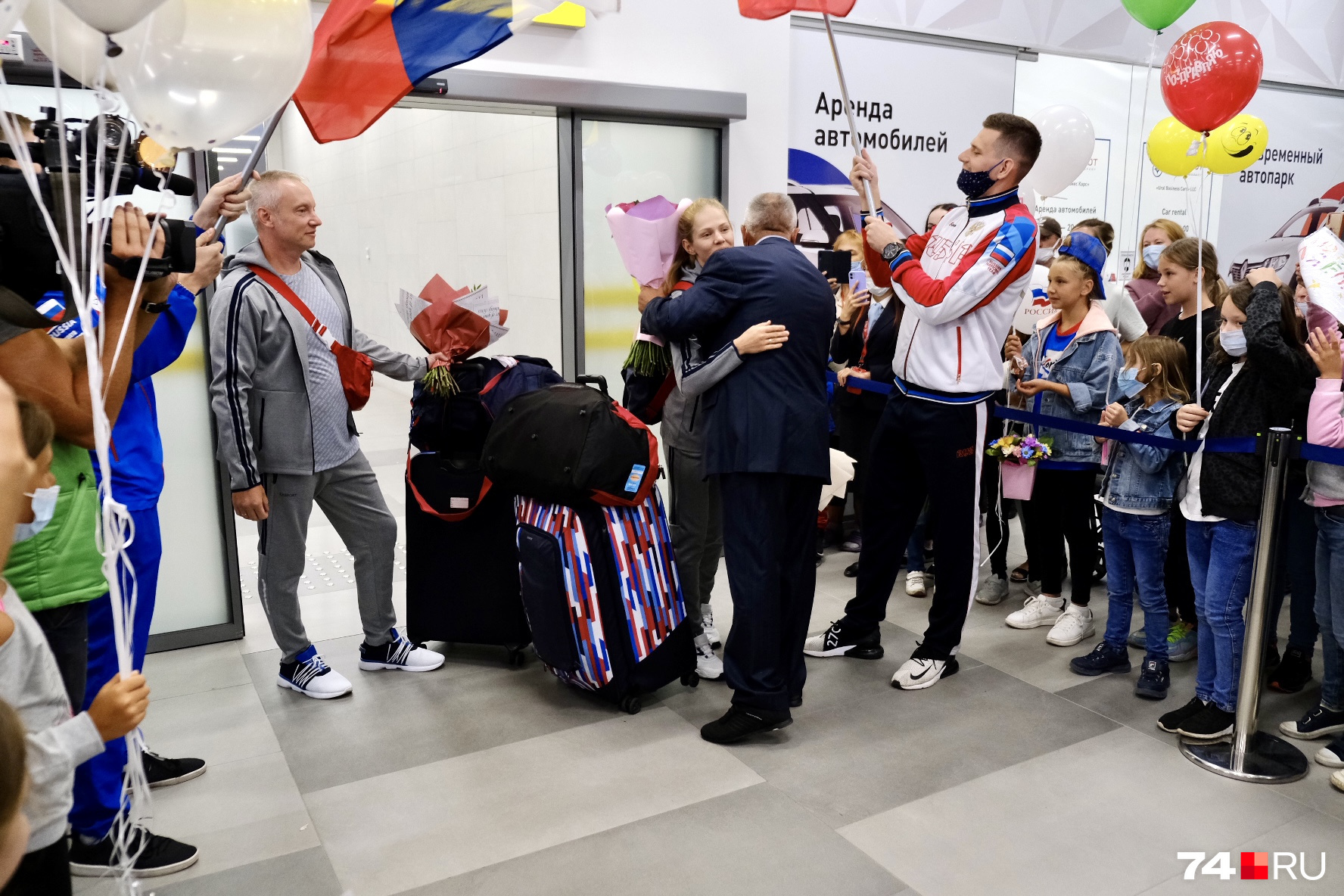 Спортсменку встретили громкими аплодисментами, объятиями и криками «Поздравляем!» Спортсменку встретили громкими аплодисментами, объятиями и криками «Поздравляем!»