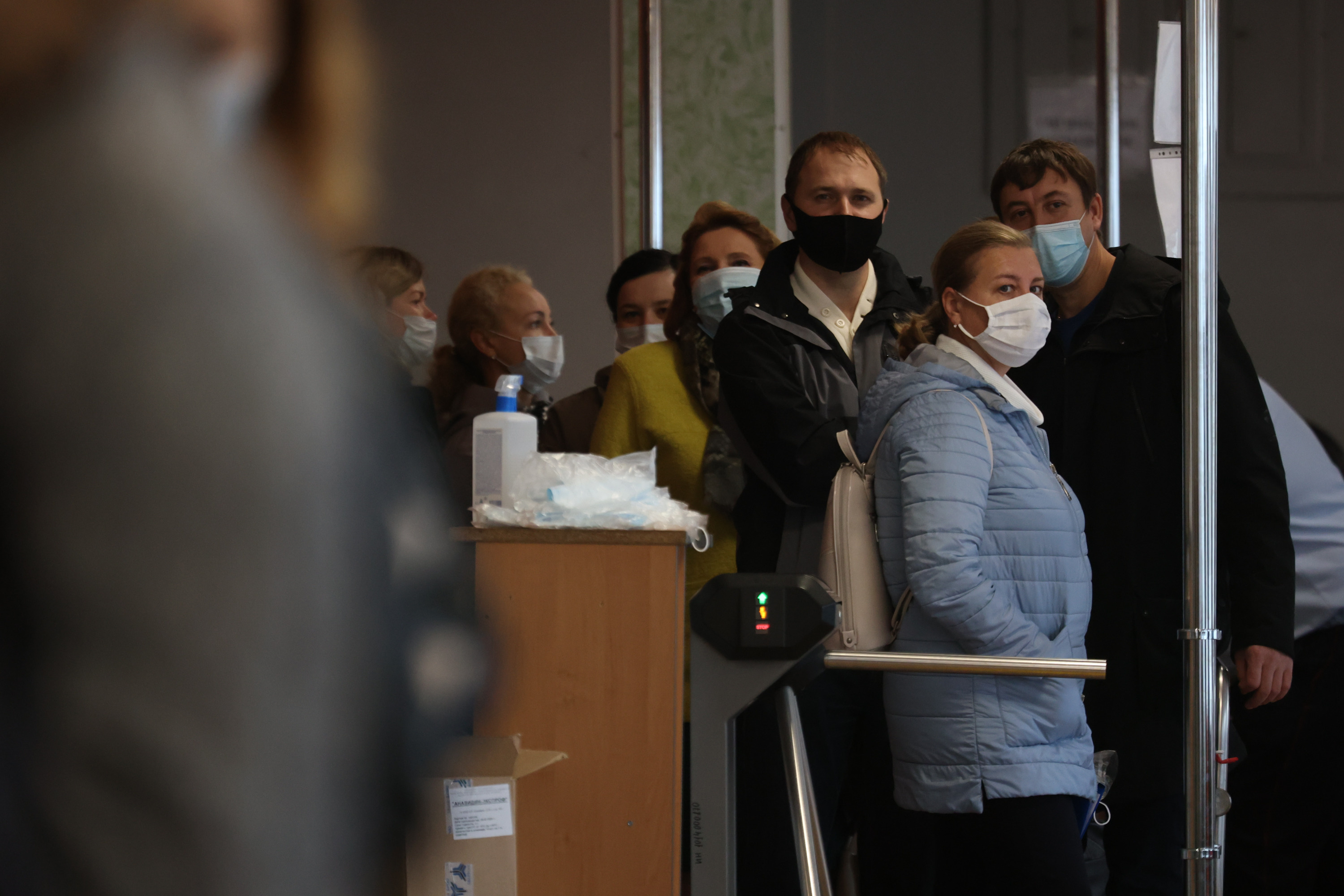 В очереди стоят около 25 человек, начинается она с улицы