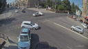 В центре Волгограда на «проклятом» перекрестке столкнулись две легковушки. Один из водителей был лишен прав