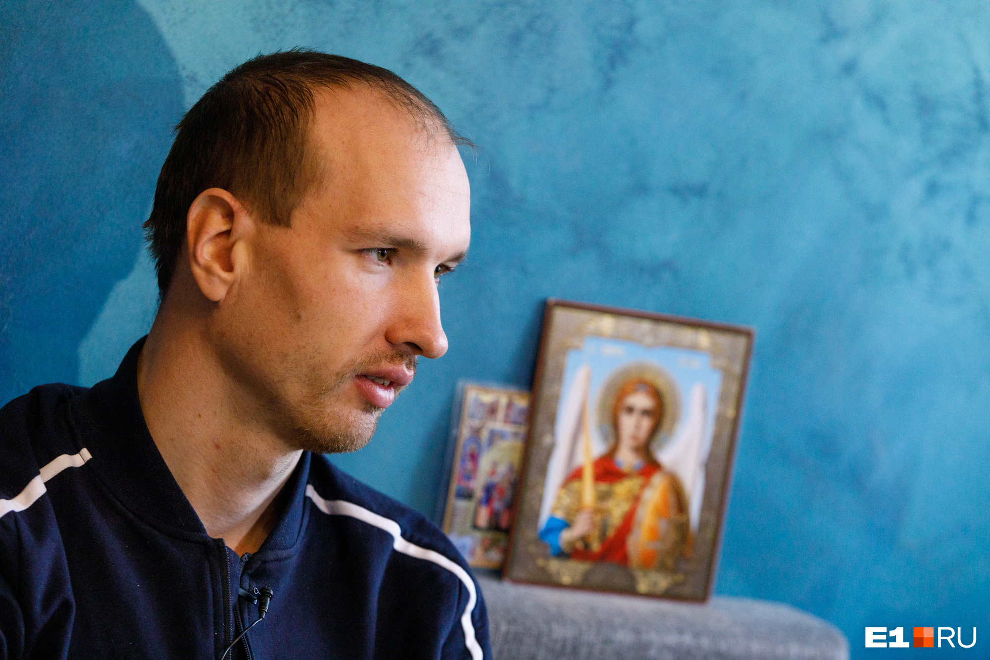 В комнате Михаила Асташова стоят иконы В комнате Михаила Асташова стоят иконы