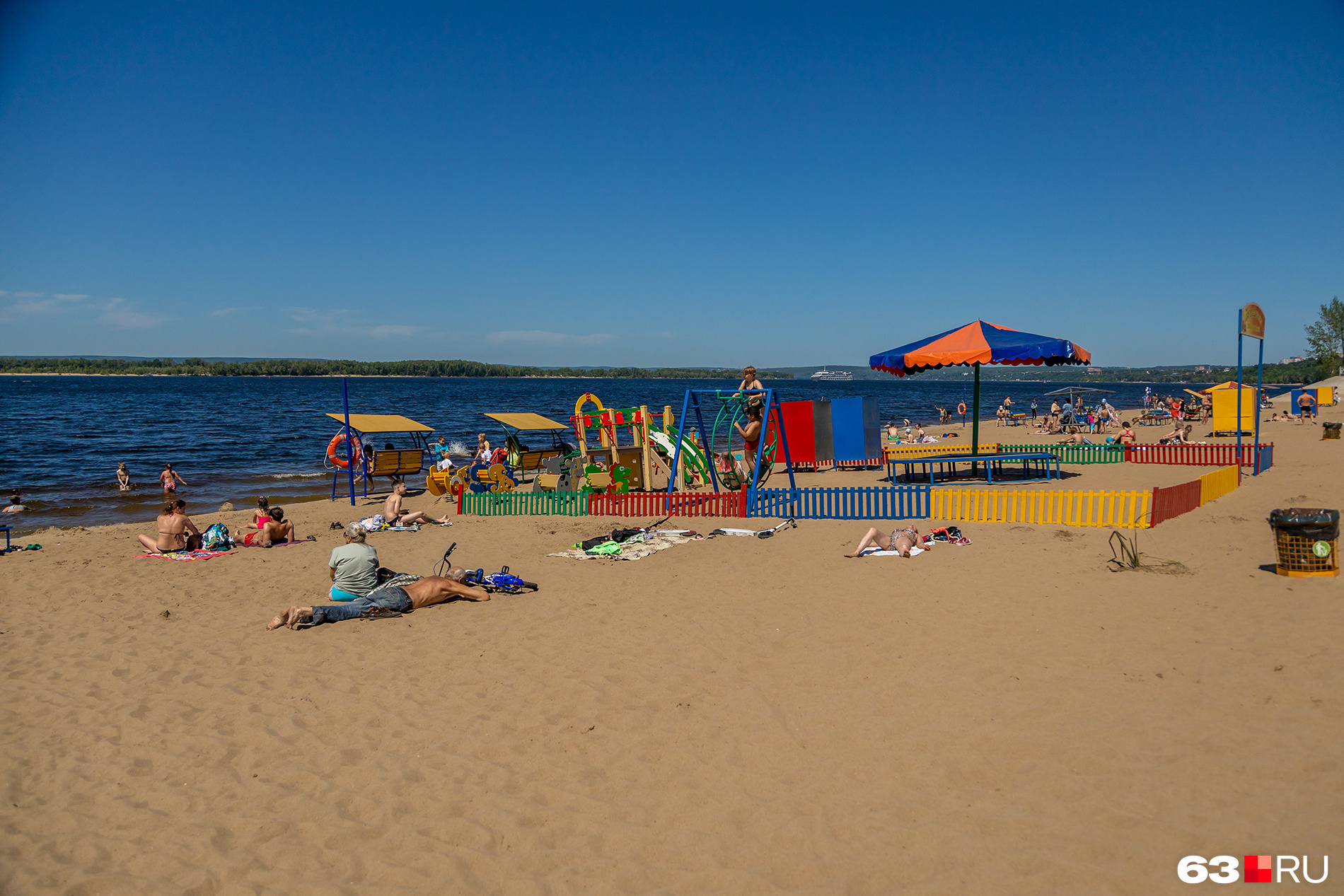 Отличительной особенностью пляжа является большая детская площадка