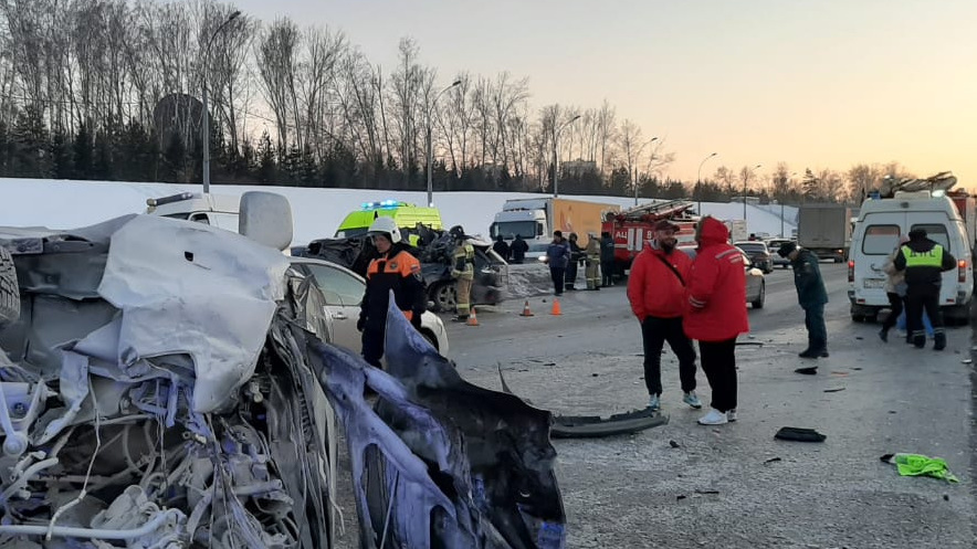 Водитель «Лексуса» погиб в массовом ДТП на Бугринском мосту