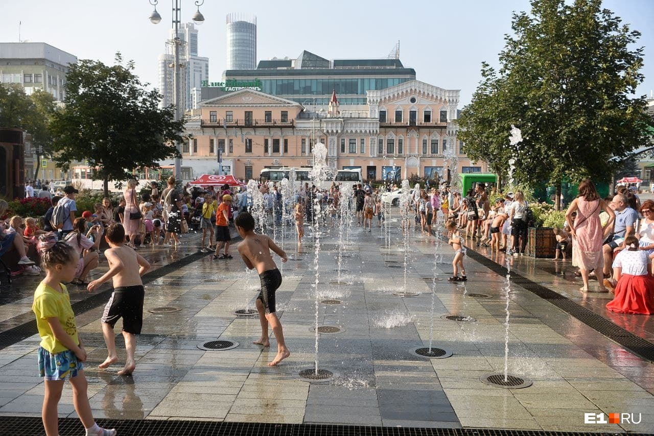 В 30-градусную жару екатеринбуржцы успели искупаться даже в центре города