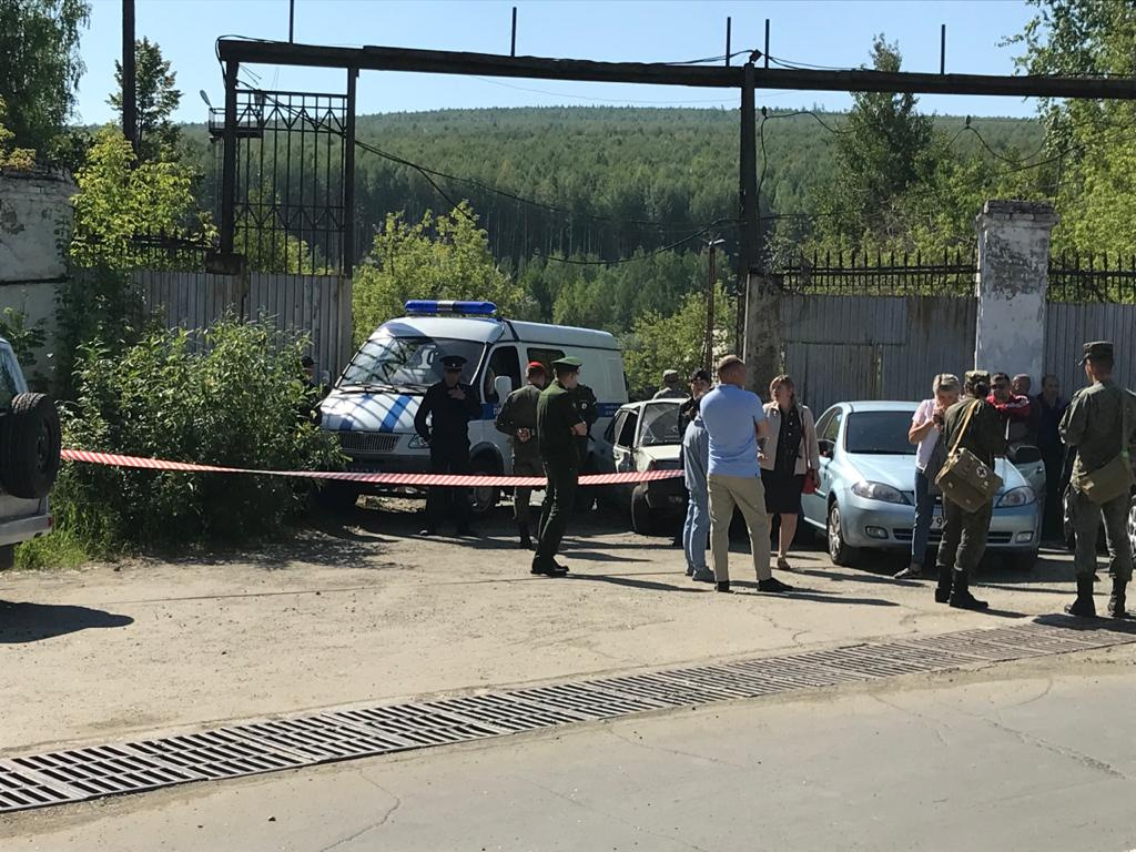 Место, где автобус снес ворота и раздавил людей Место, где автобус снес ворота и раздавил людей