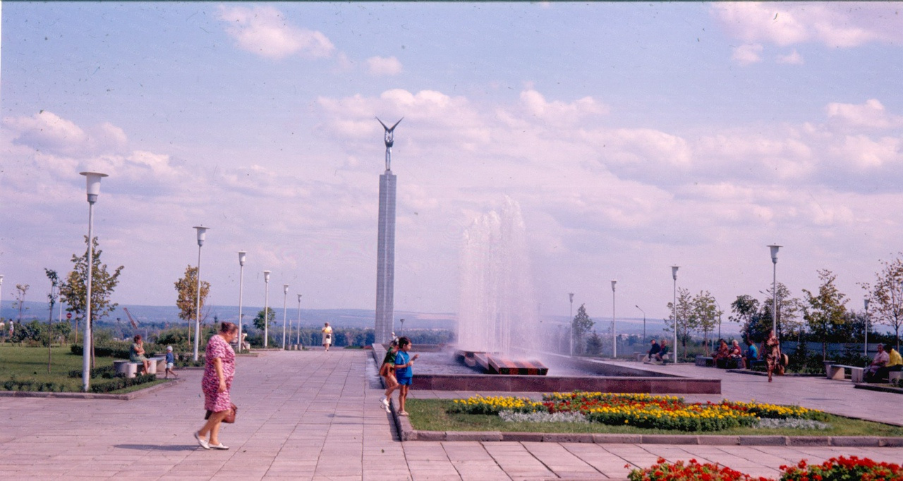 Так площадь Славы выглядела в 1979 году