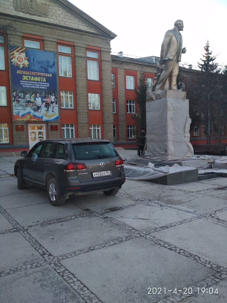 Джип возле памятника Ленину