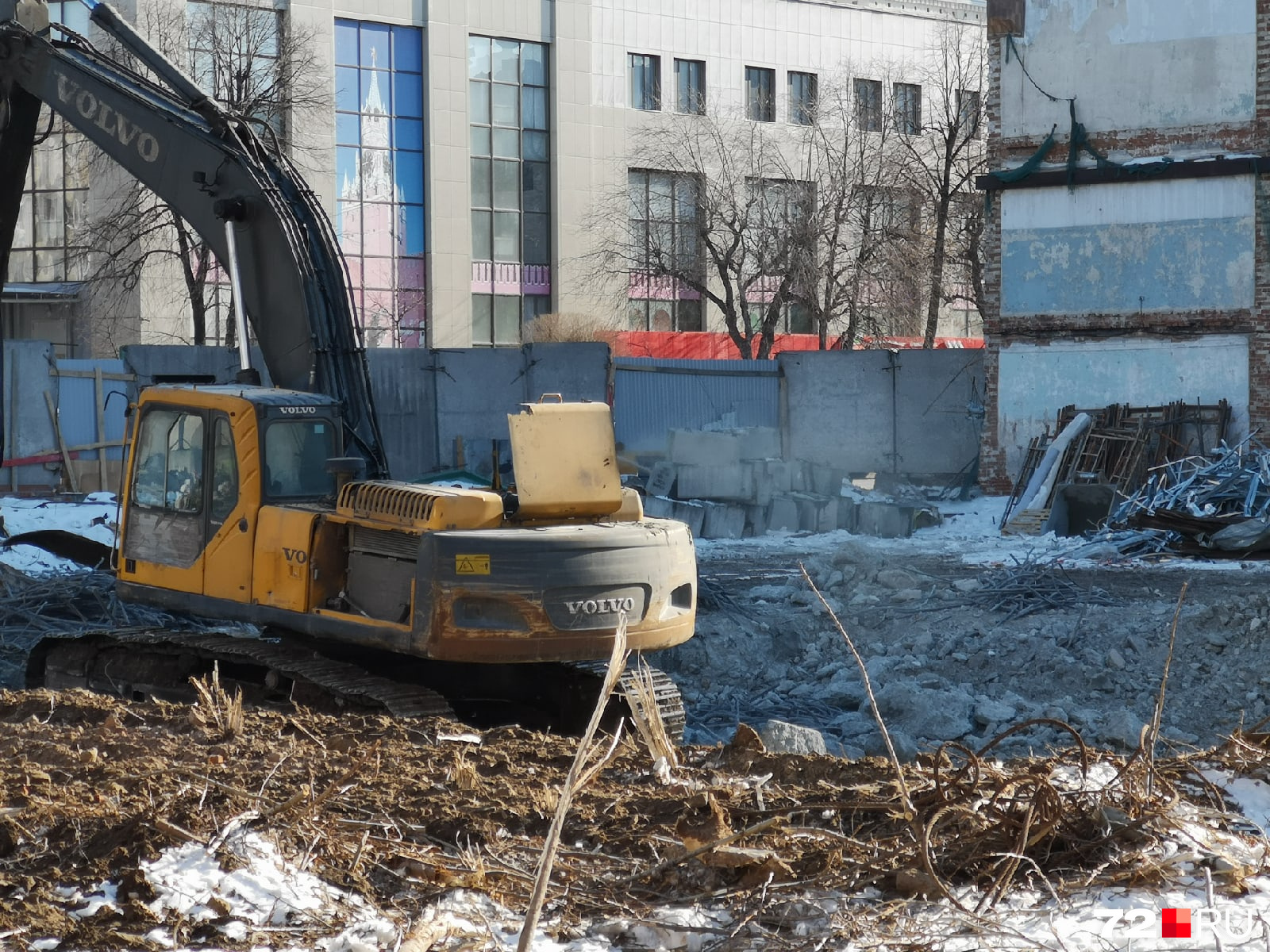 На площадку рядом со старым офисным зданием уже загнали технику На площадку рядом со старым офисным зданием уже загнали технику