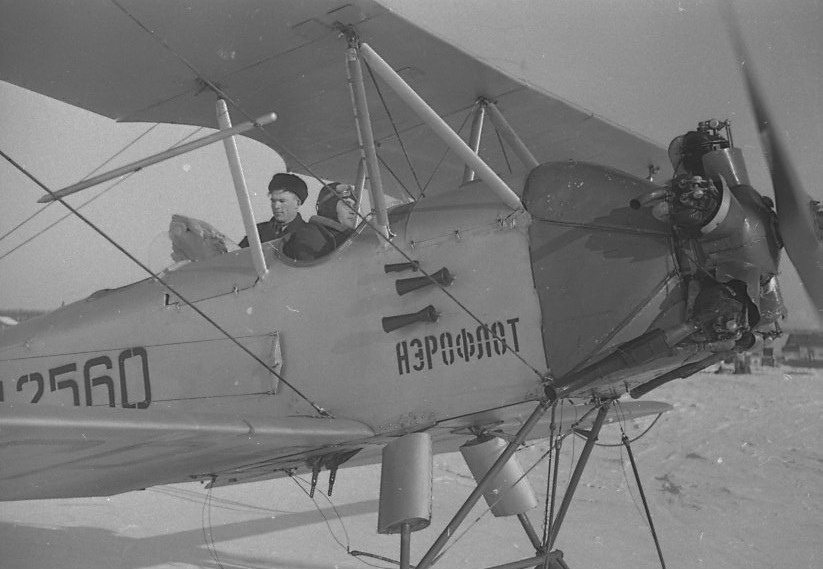 Загрузка почтой самолета пилота Байкова А. М. перед вылетом в районы области, 26 февраля 1954 года