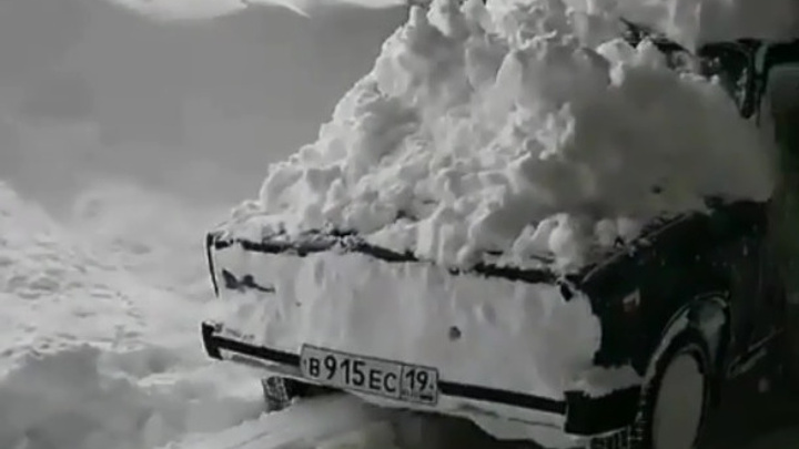 На трассе около «Ергаков» лавина накрыла машину: видео