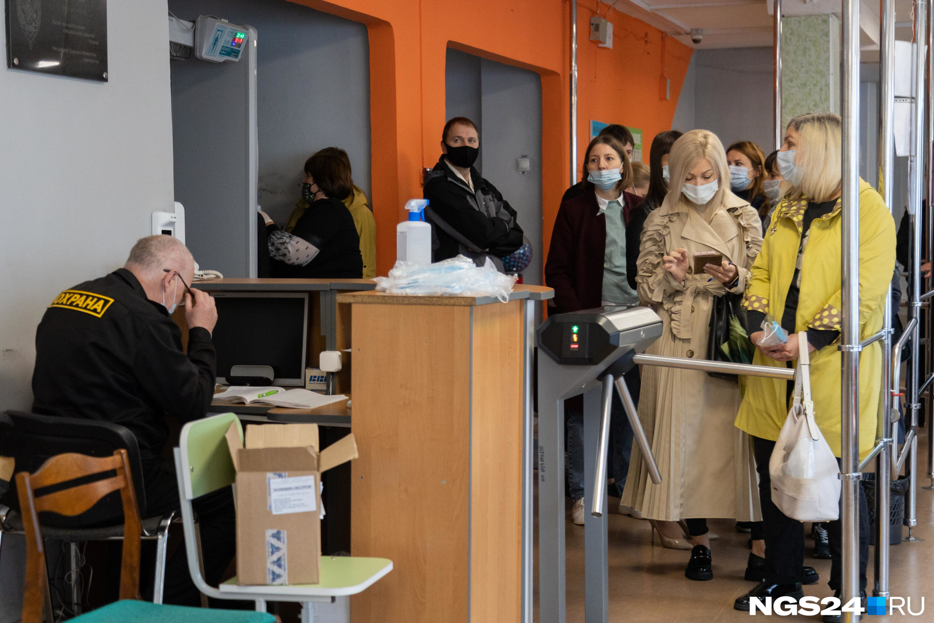 Далее едем в школу № 27. Здесь корреспонденту были не так рады Далее едем в школу № 27. Здесь корреспонденту были не так рады