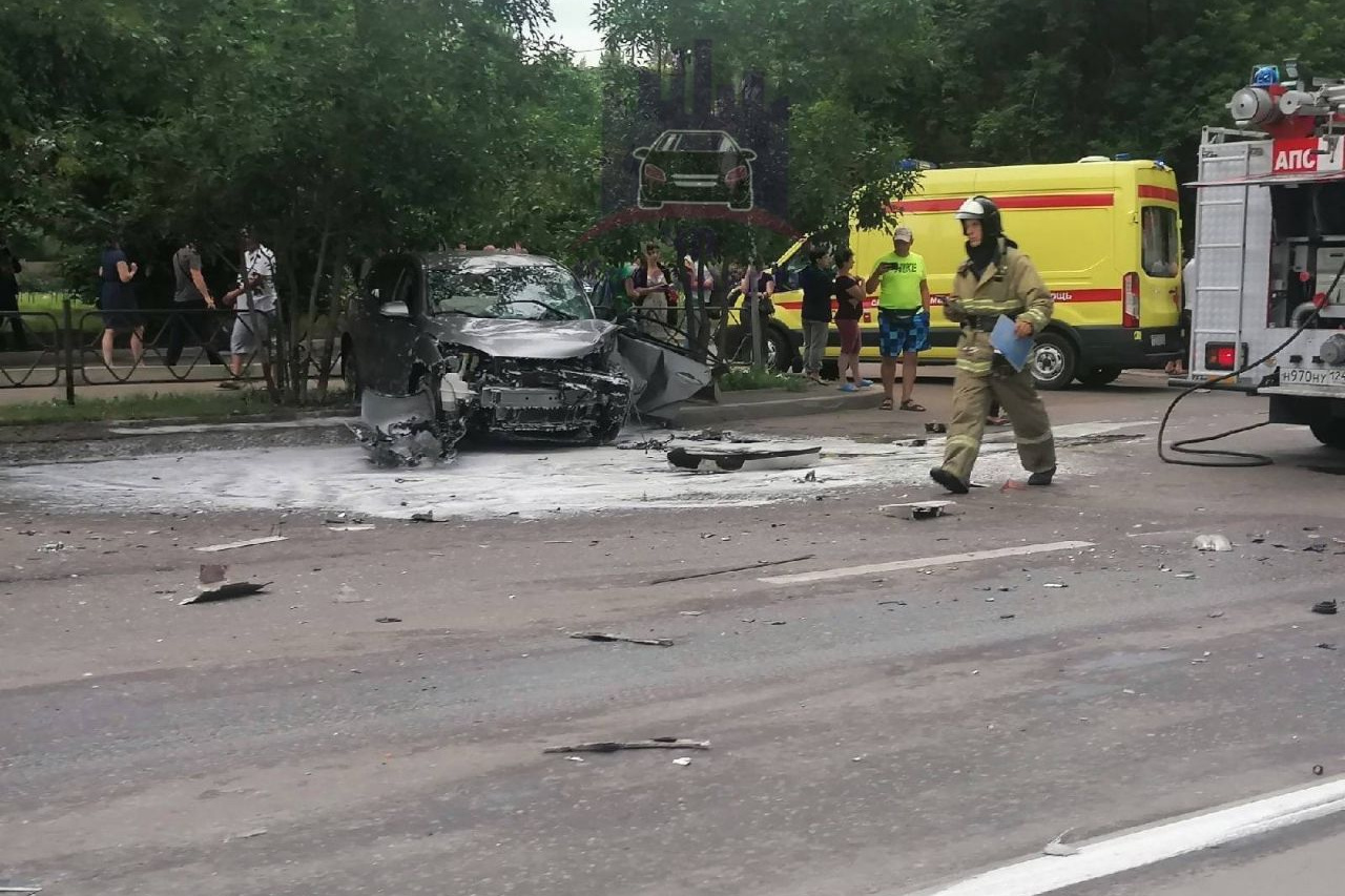 Чп красноярск. ДТП на Калинина Красноярск. Аварии на гонках. Авария на Калинина Красноярск вчера.