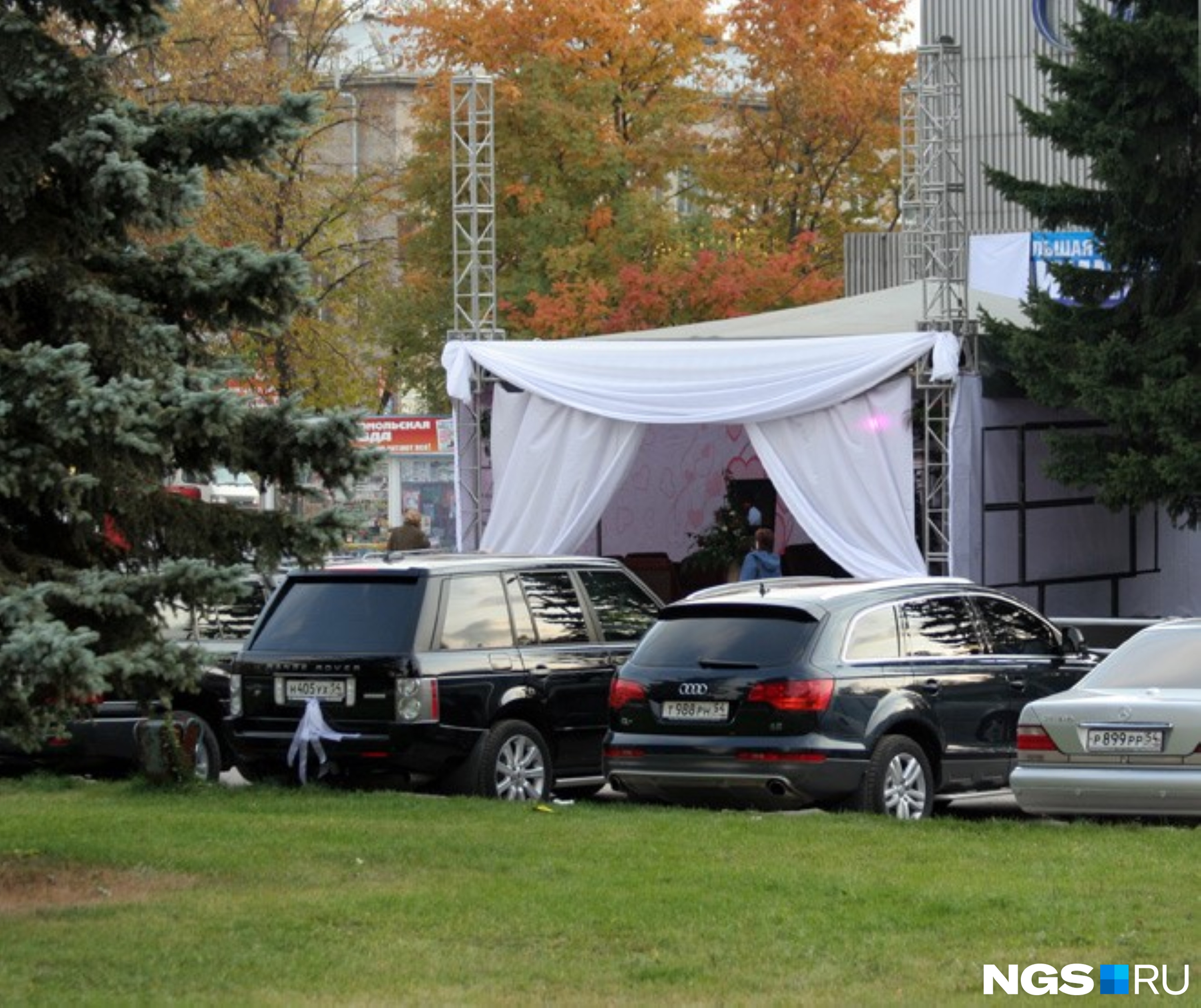 Перед входом в клуб «Отдых» выстроили специальный шатер, удачно скрывающий от посторонних глаз всех, кто встречал гостей