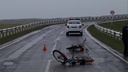 На дороге в НСО столкнулись два мопеда — один водитель погиб