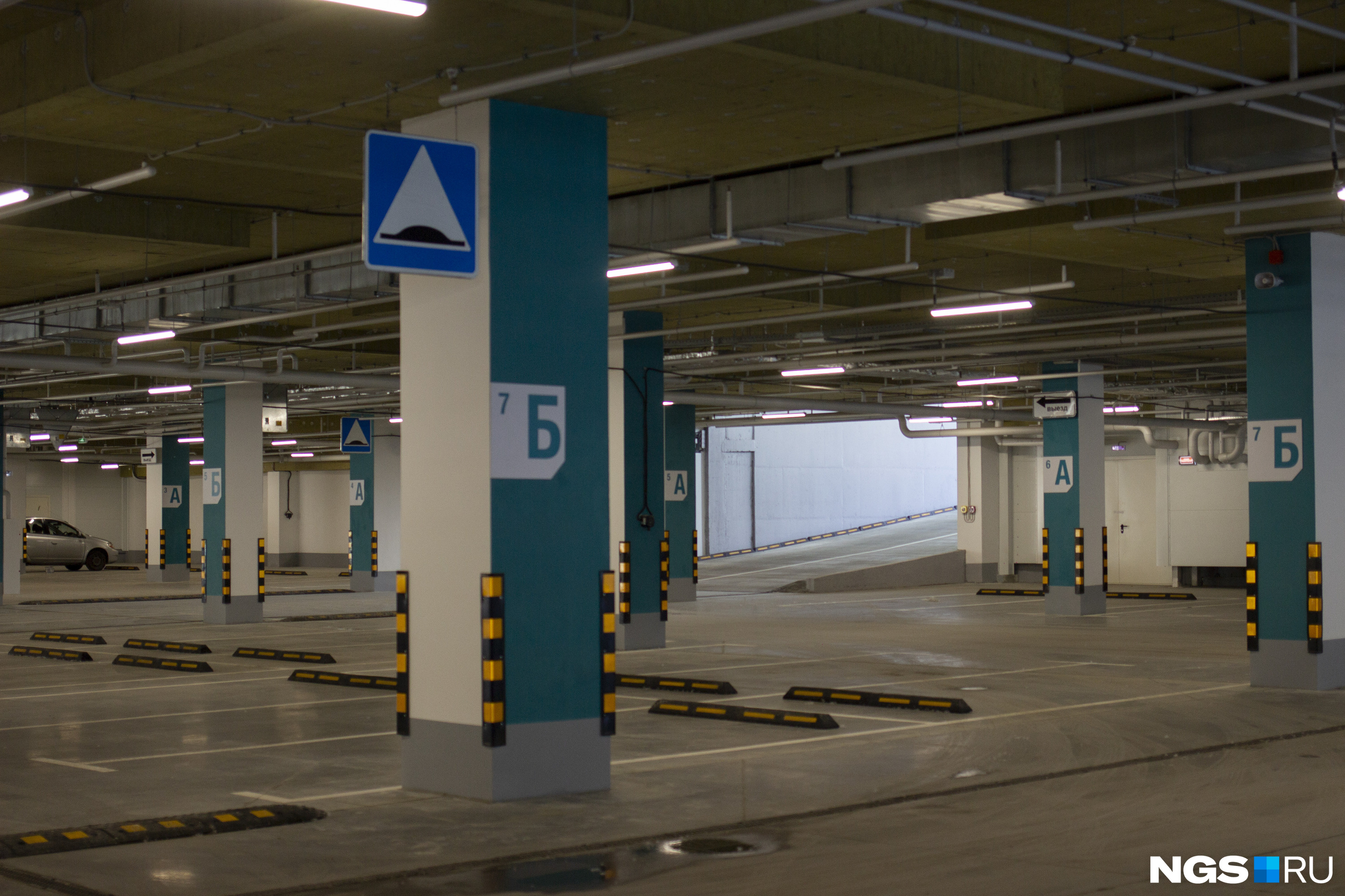 Путь клиента начинается с парковки — здесь она располагается на <nobr class="_">1-м</nobr> этаже. Парковка рассчитана почти на 400 автомобилей