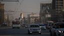 «В планах перейти на шампунь»: четыре дороги Новосибирска полили пылеподавляющей жидкостью