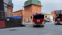 К самому высокому бизнес-центру в Челябинске стянули пожарных