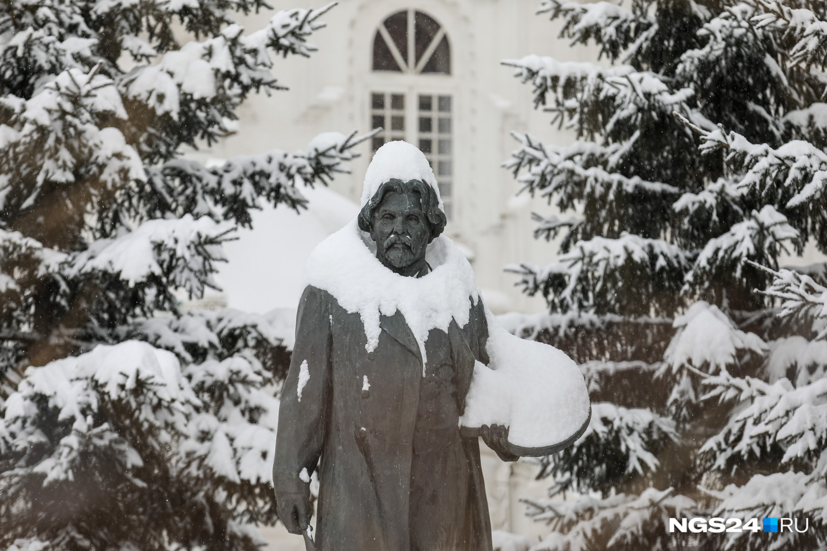 Памятник художнику Василию Сурикову после снегопада