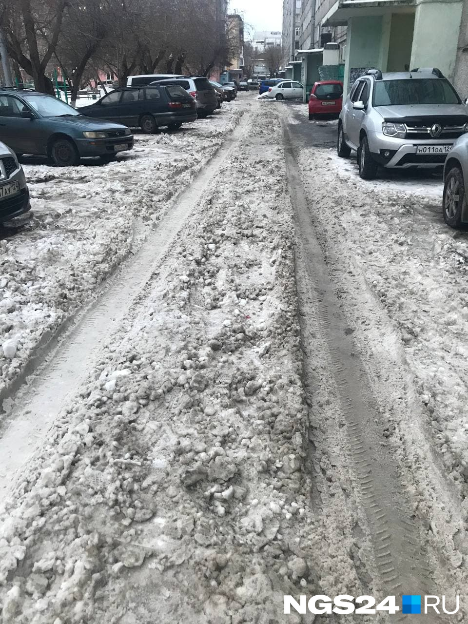 Месиво снега во дворах мешает проезду и парковке Месиво снега во дворах мешает проезду и парковке