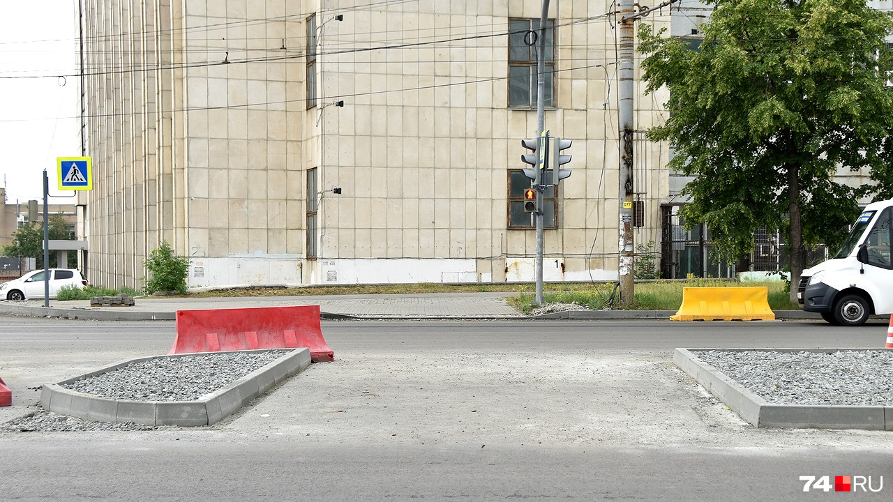 Вид вдоль перехода. Для чего нужна такая площадь, пока не совсем понятно Вид вдоль перехода. Для чего нужна такая площадь, пока не совсем понятно