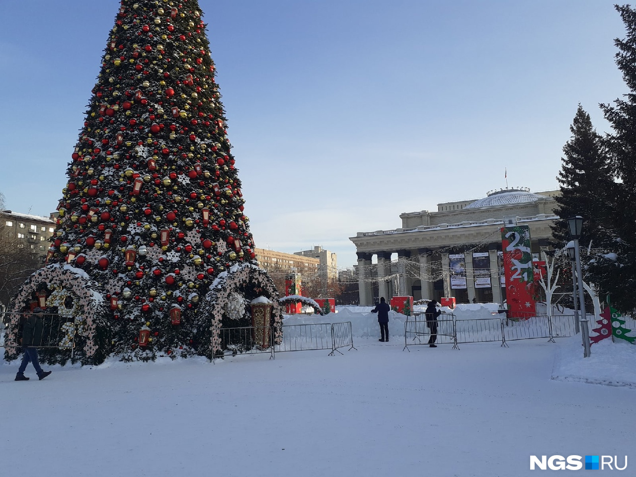 Елочка новосибирск. Елка на площади Ленина Новосибирск. Елка в Новосибирске 2022 на площади Ленина. Елка на площади Ленина Новосибирск 2021. Площадь Ленина Новосибирск елка 2023г.