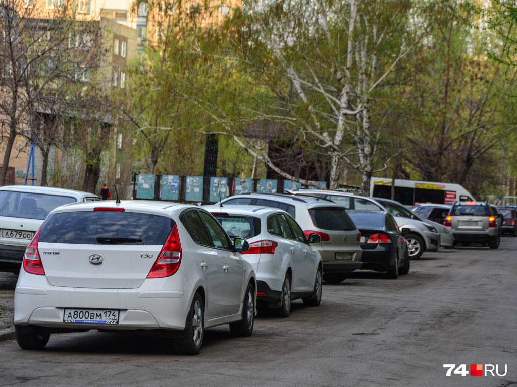 Типичный российский двор — детскую площадку от подъездов дома отгораживают шеренги набросанных как попало машин