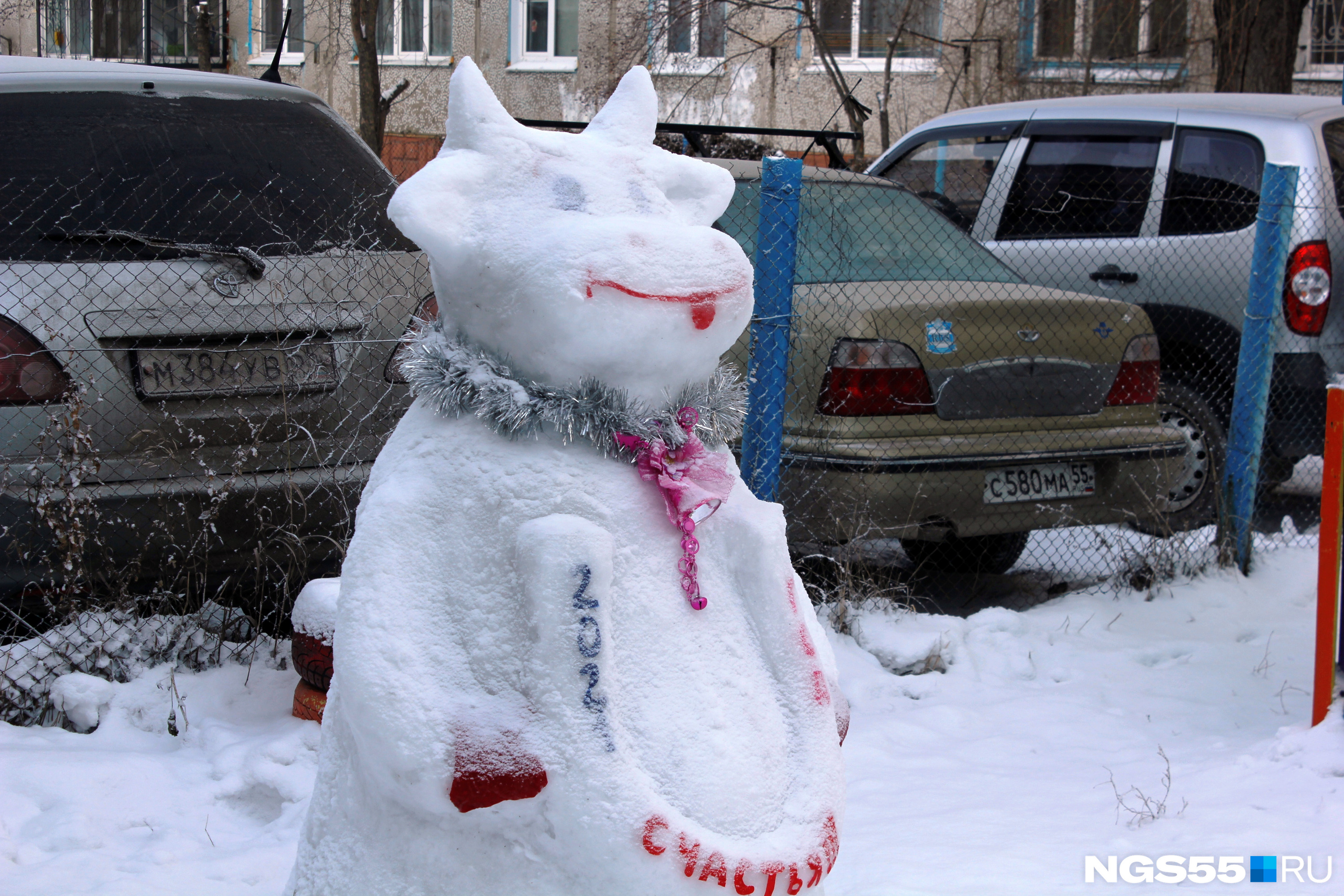 Эта милая коровка во дворе на Московке-2 желает людям счастья