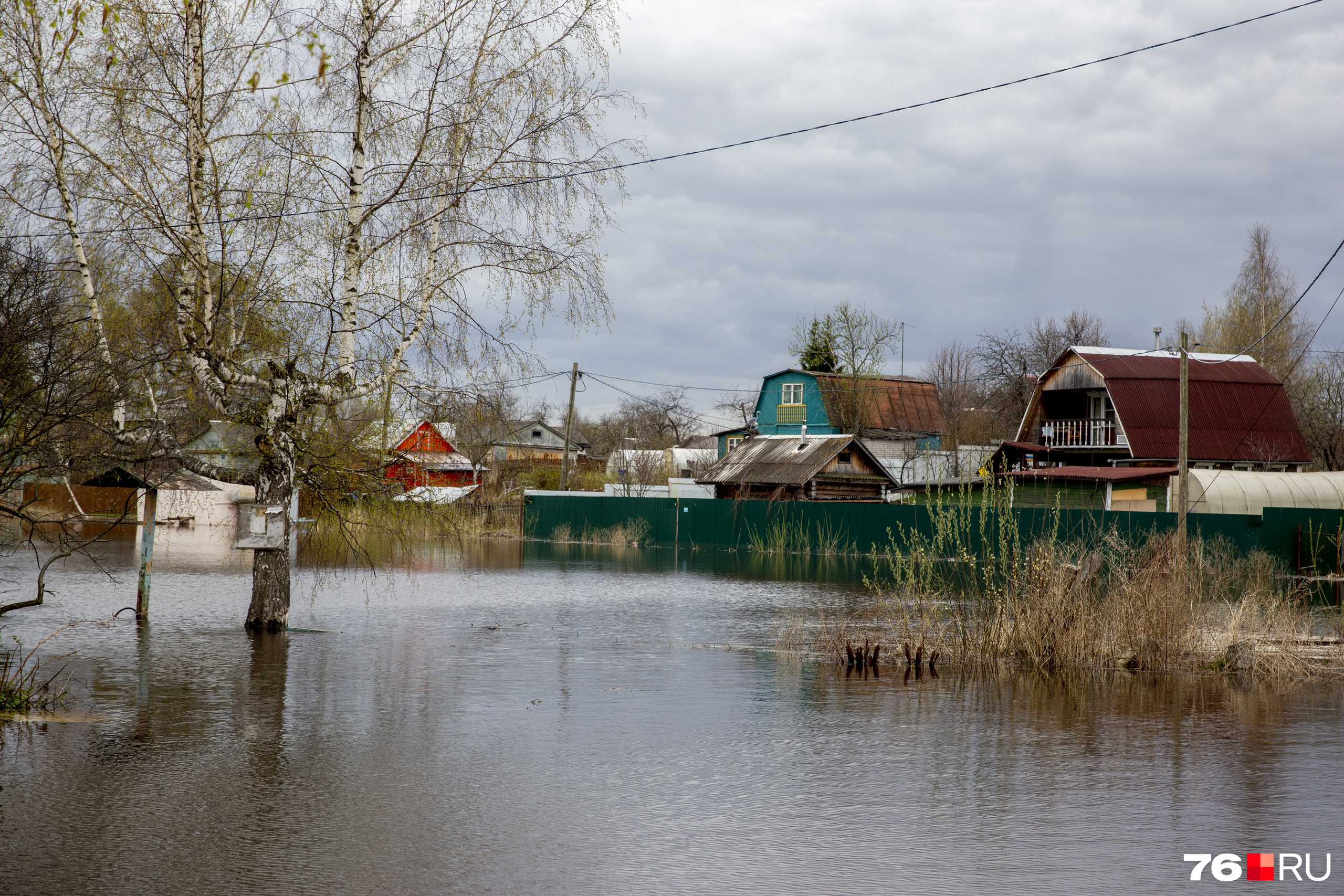 Половодье в ярославской области. Наводнение в деревне. Наводнение в новгородской области. Затопило дом. Паводок в петровске саратовской области 2022 петровск.