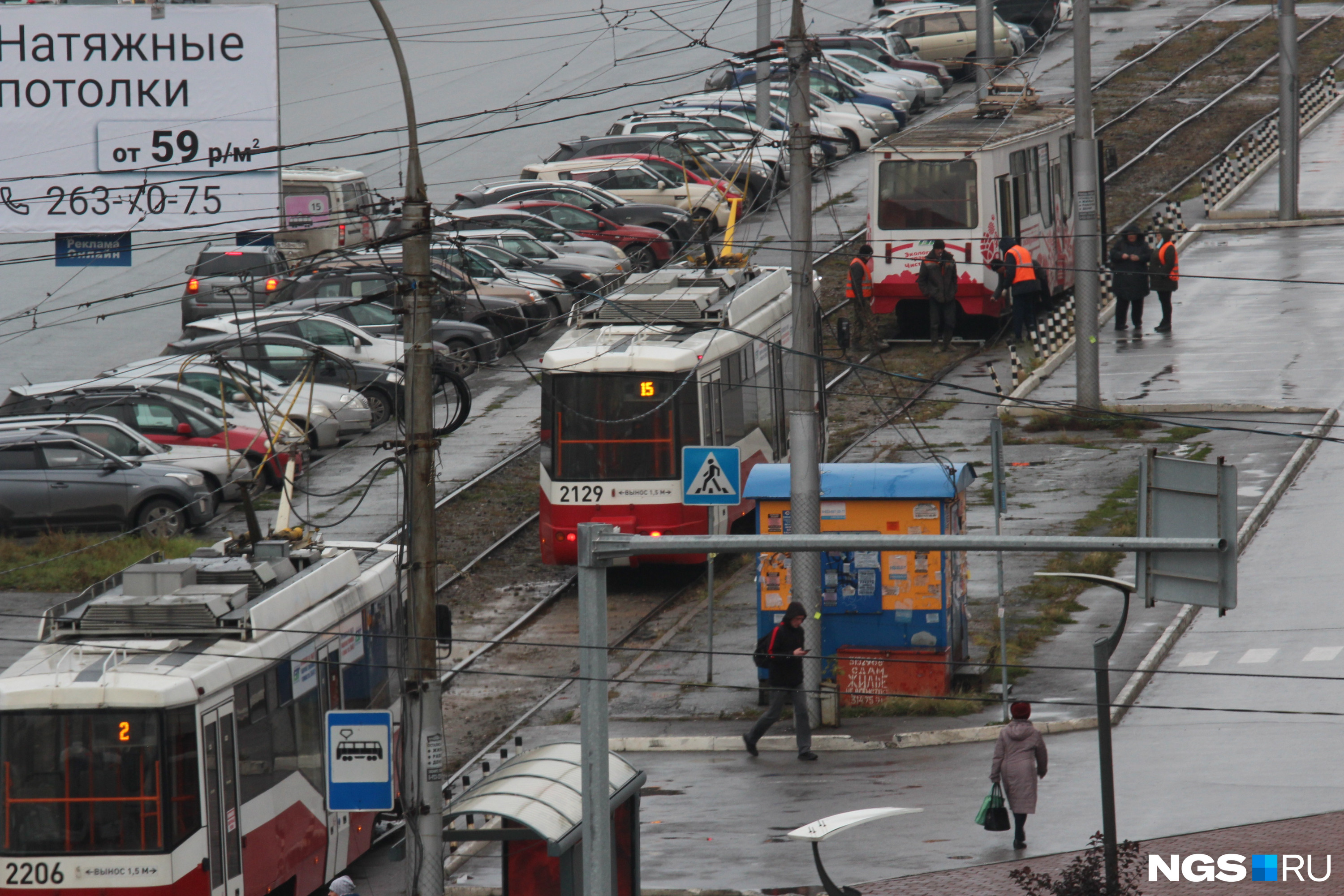 Вставшие друг за другом из-за поломки трамваи — обычная картина для Новосибирска