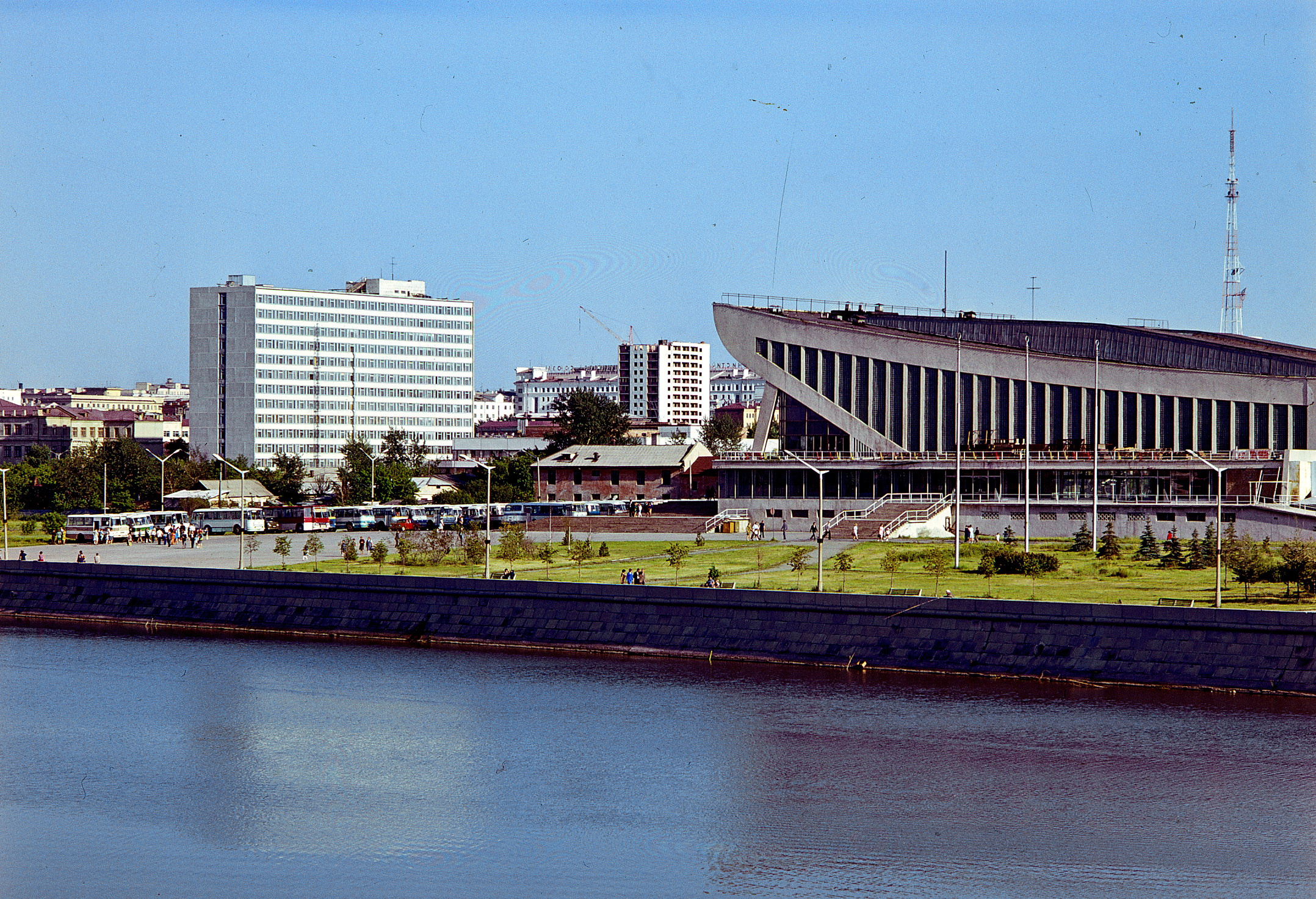 Начнем с простого. Таким был центр Челябинска в 1980-е годы. Ни КРК «Мегаполис», ни «Челябинск-сити» тогда не было
