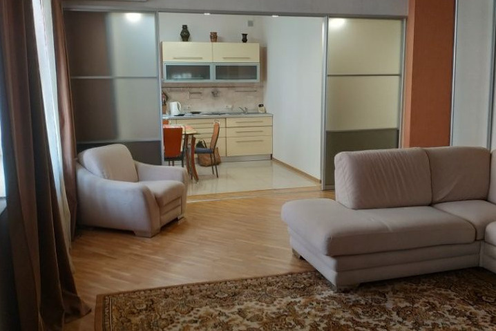 Кухня и комната являются единым пространством, но при необходимости можно зонировать пространство