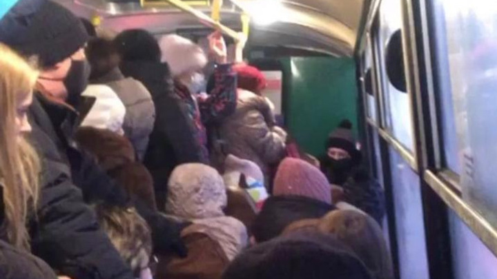 «Две девушки потеряли сознание». Переполненные автобусы застряли в трехкилометровой пробке из Академического