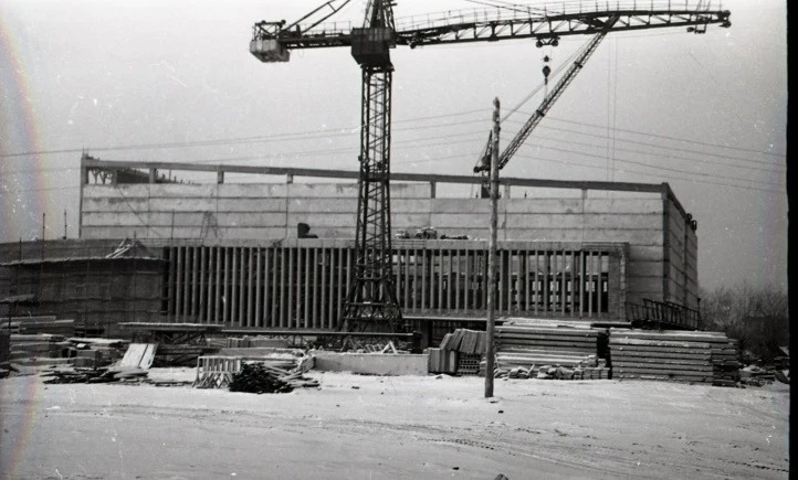 Так в 1964 году выглядела стройплощадка будущего киноконцертного театра «Космос». Он задумывался как широкоформатный кинотеатр на 2000 мест