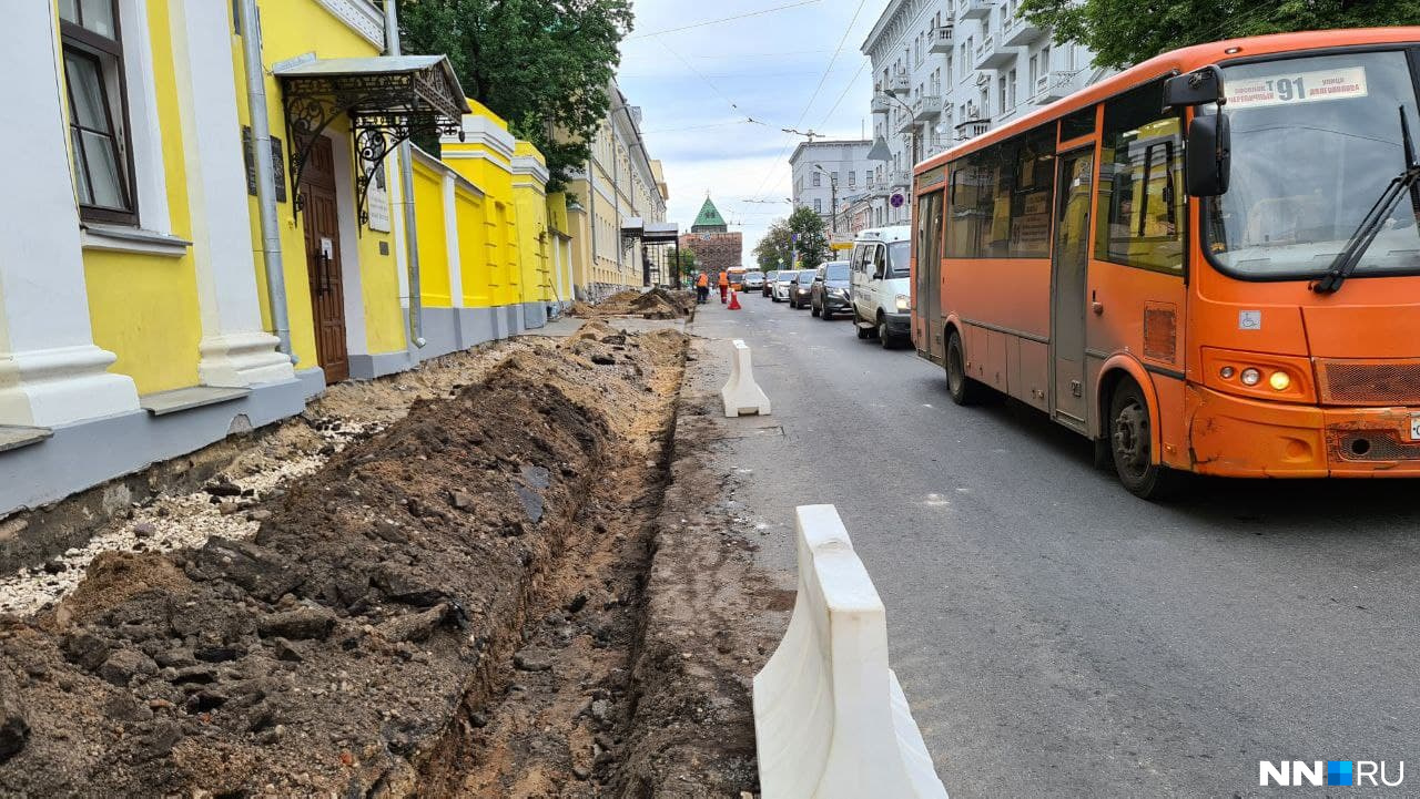 Самая сложная дорожная ситуация — у перекрестка с улицей Пискунова. Даже в <nobr class="_">11 часов</nobr> утра здесь много машин Самая сложная дорожная ситуация — у перекрестка с улицей Пискунова. Даже в <nobr class="_">11 часов</nobr> утра здесь много машин