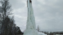 Дети играют на леднике: в Ярославской области водонапорная башня превратилась в замершую глыбу