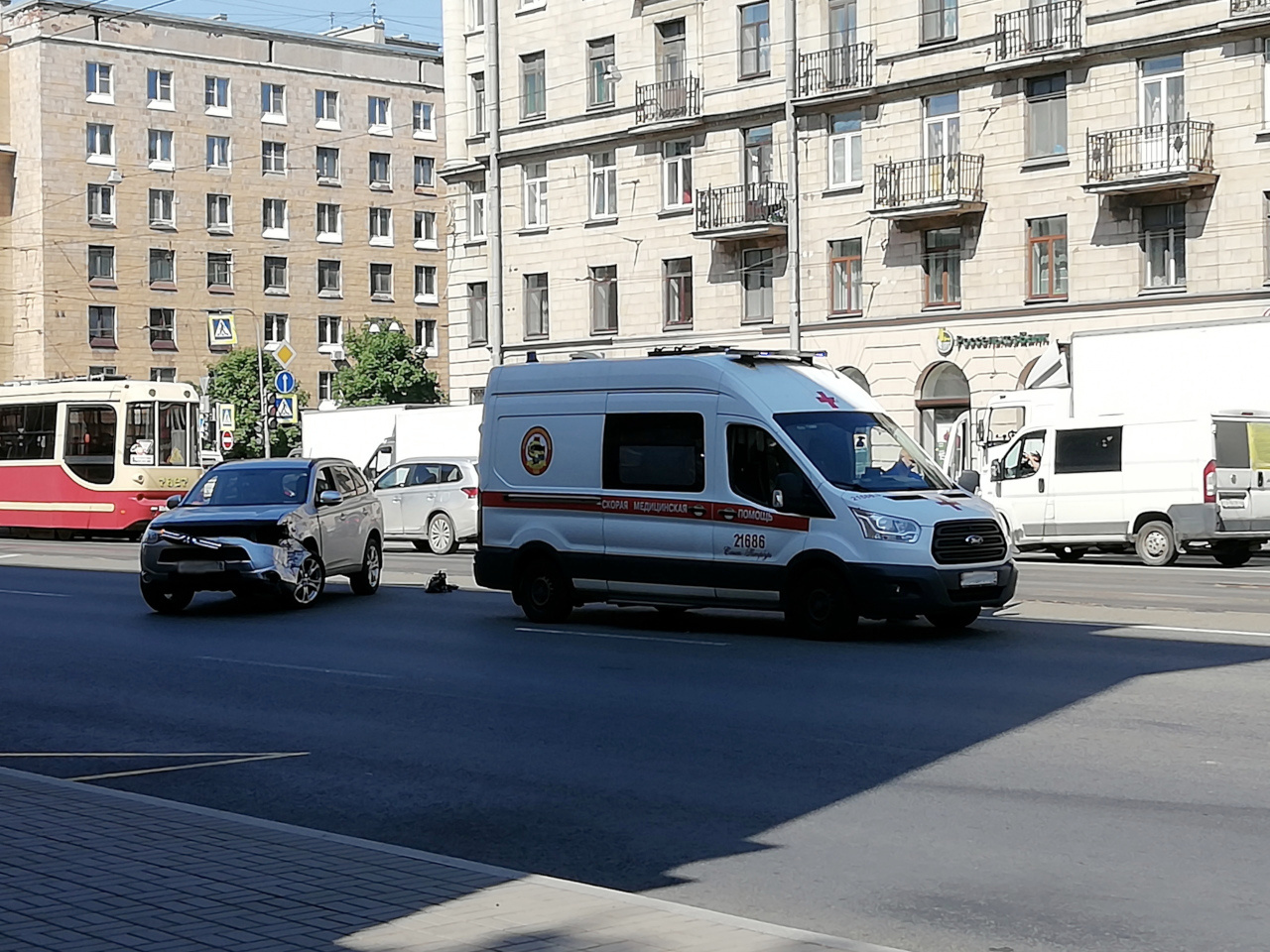 Mitsubishi догнал уходящий трамвай на Заневском. ДТП попало на видео, а водитель — в скорую