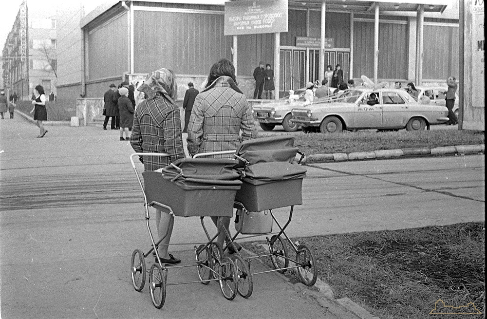 Впрочем, главное в городе — это не дома, а его жители. И в фондах музея есть и снимки бытовых сцен Впрочем, главное в городе — это не дома, а его жители. И в фондах музея есть и снимки бытовых сцен