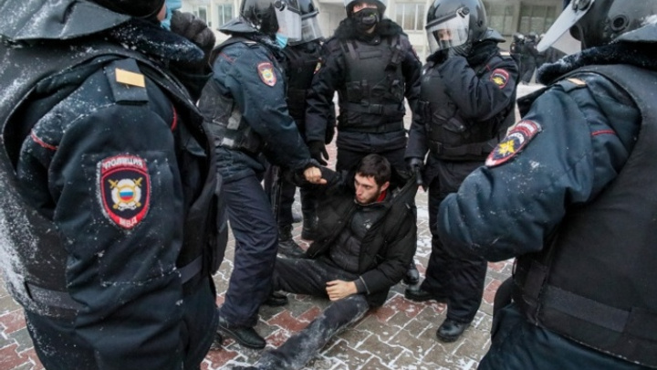 В Красноярске вынесли приговор парню, который на митинге за Навального бросил бутылку в полицейского
