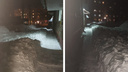 «Там снега по пояс»: во дворе на Блюхера почистили крыши домов и завалили снегом проезды и парковку