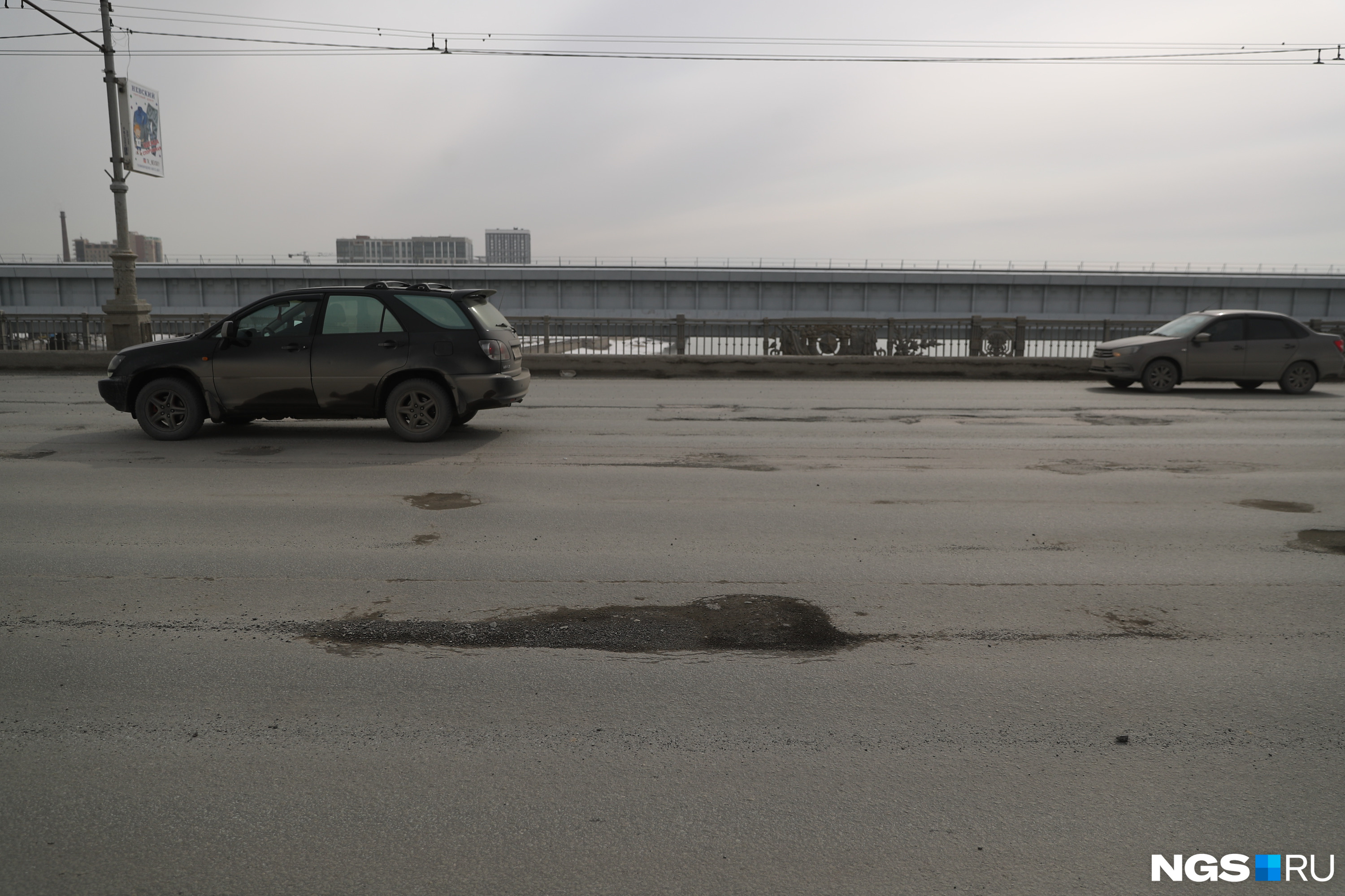 Работы на Октябрьском мосту начались <nobr class="_">3 апреля</nobr>