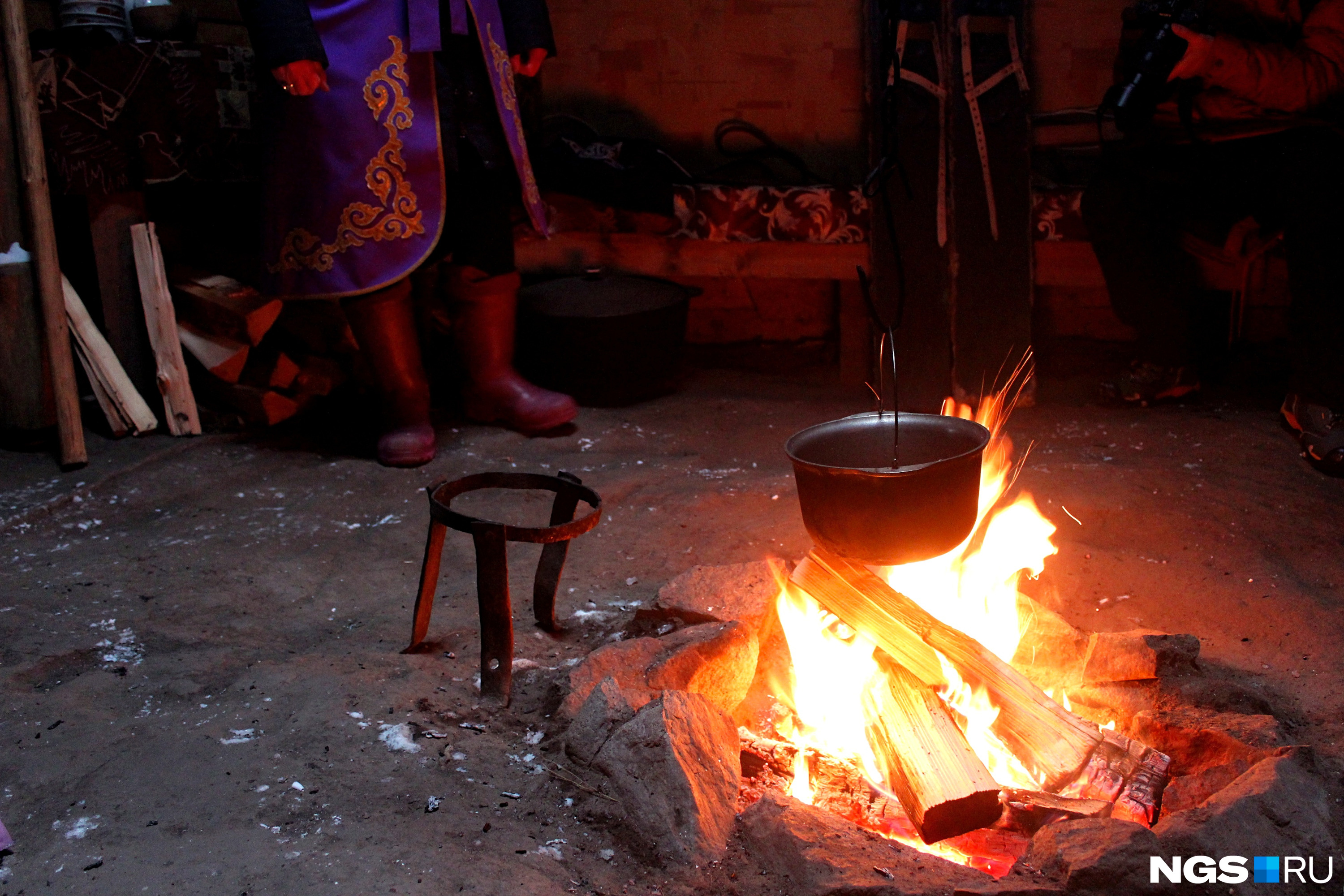 Приготовление хан-чая в традиционном жилище алтайцев — аиле